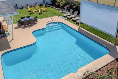 Image de FamilyParadise. Pool+Projector. Sleeps22. 10minutes2BeachStrip