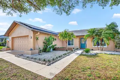 Image de [New] Heated Pool Home - 5 Miles to Ami Beaches and Img Academy