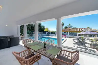 Image de Villa avec piscine privée chauffée, 4 chambres, 4 salles de bains, 10 min plage