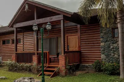 Image de Wooden Nest Cabin: Cozy shelter / access to the river and swimming pool.