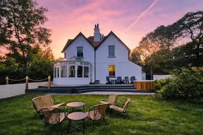 Image de Spacious 7-Bed Country Estate Ac. Sleeps 22. Hot Tub. Near London&Wedding Venues