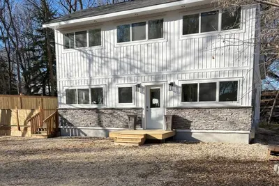 Image de Hop & Skip cottage located on peaceful lot, a minute away from North Point beach!