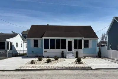 Image de 3 bedroom, family-friendly, beach retreat only 1 block to the beach or bay