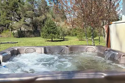 Image de Charming lakeside getaway near Lake Huron hot tub•playscape•fishing•4. 66 acres