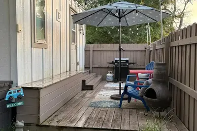 Image de Private Tiny Home w/ Courtyard, Grill & Quiet Location – Sleeps 2