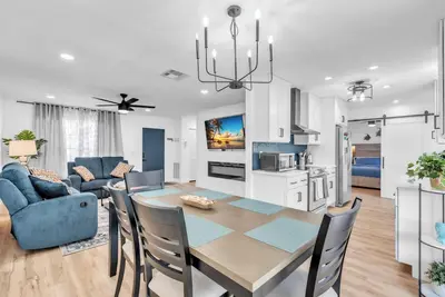 Image de Spacious Family Getaway Near Ami Beaches! Bikes, Beach Gear, Pets & Sleeps 8
