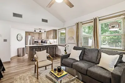 Image de The Franklin: Modern 1 Bedroom + Loft & Sofa Bed