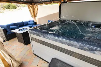 Image de The Desert Retreat: 9 Beds, Hot Tub, Pool table, Superhost