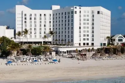 Image de 1-bedroom at Sunset Royal Beach resort in Cancún with fitness room