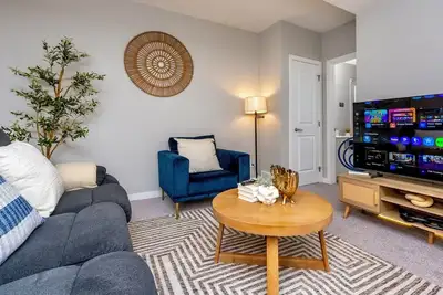 Image de Modern 2br Suite | Private Entry, Parking, Near Trails & Transit