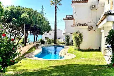 Image de Entire home 1 min to the beach and across the pool