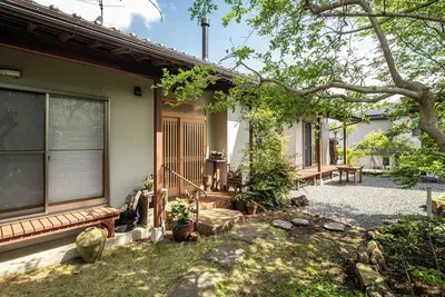 Image de Aoki-daira Little Retreat [At the Foot of Mt. Fuji]—A Single-Story Home Featuring Amber-Colored Cedar and Handcrafted Details / Amber Cedar Retreat near Mt. Fuji