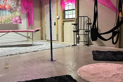 Image de Upscale sexy adult only retreat on Cotile Lake. Pool, hot tub, adult play room.