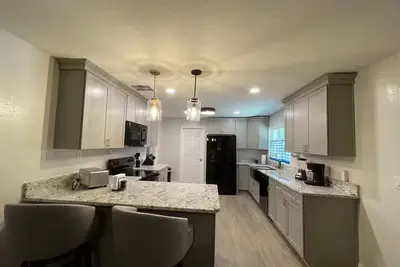 Image de Cinema Room Private 3br Near Wec, Spacious Families, Pros & Extended Stays