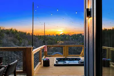 Image de Hidden Speakeasy | Hot Tub/Sauna Views | Kids Adventures