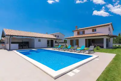 Image de Maison de vacances privée avec piscine privée, climatisation, Wifi, bain à remous, Tv, terrasse