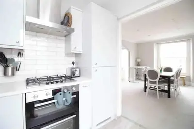 Image de Luxury Clifton Top Floor Apartment with Parking & Prime Location