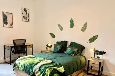 Image de Le Phoenix · Appart 95m² · 8 pers + bébé · Parking gratuit · Cœur de Thiers