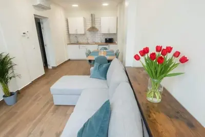 Image de Coastal Retreat Steps from the Sea 2br • 2ba