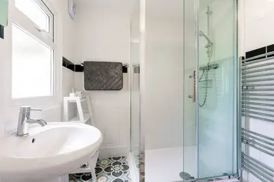 Image de Maison-Famille-Salle de bain privée-Vue sur Rue