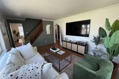 Image de Charles Cottage Near Warren St New Renovation