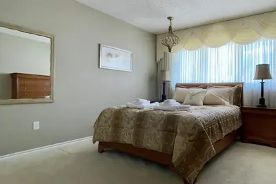 Image de Luxury Sun-Drenched Serenity: Spacious 3br Home in Quiet Neighborhood