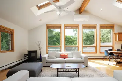 Image de Hudson Valley Private Retreat with 3 bedrooms, 2 living spaces, and a pond.