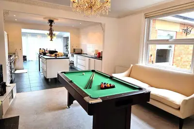 Image de Spacious Cheltenham Home for 8, Pool Table, Garden, Parking