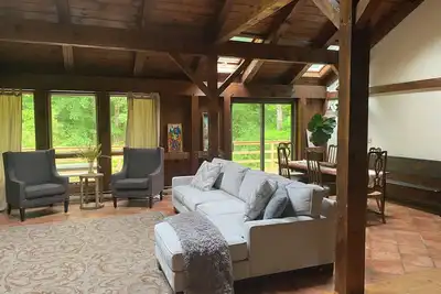 Image de Secluded Post-and-Beam Chalet w/Breathtaking Views