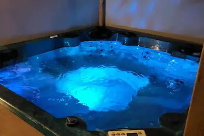 Image de Jacuzzi privé avec jardin (idéal couple & famille)