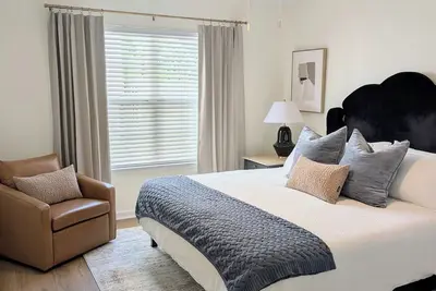 Image de Office Suite, Coffee Bar, Steps to Uptown, Fast Wifi, Early Check In, Pets