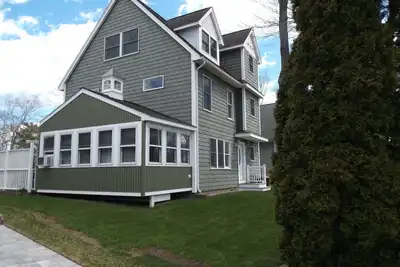 Image de Gorgeous 2400 sq ft home off the center of Long Sands Beach