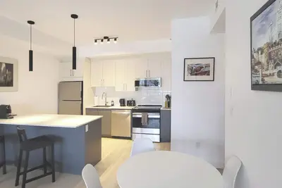 Image de Retro 1 bedroom apartment with in unit laundry, river view and balcony
