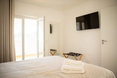 Image de Luxury Designer Family Retreat with Serene Nature Views - Steps from the Beach