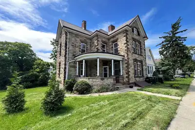 Image de Giant stone house walkable to everything vibrant Westwood has to offer in Cincy