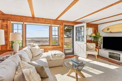 Image de 10 min walk to Beach - Home with Amazing View & Huge Deck