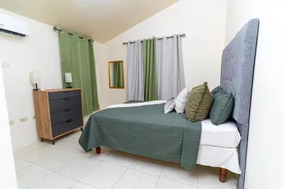 Image de Enjoyable 2-bedroom house with Ac in both bedrooms charming Montego Bay