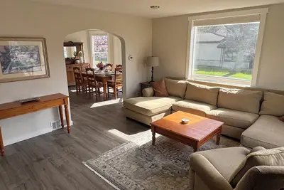 Image de Spacious downtown oasis, free parking & laundry