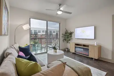 Image de Walk to Toyota Stadium |Stylish 2br/2ba | Pool/Gym