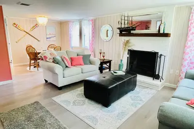 Image de New Listing, prime dates available! Family home in Town Neck, walk to all!