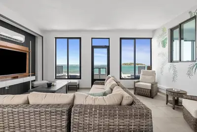 Image de Balandras Beach Stays House 4  Beachfront w Hot Tubs