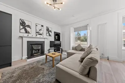 Image de Luxe & Spacious Apt in Hawick -Fast WiFi -Sleeps13 | Walk to Everything