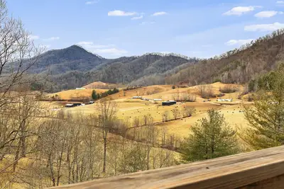 Image de Mountain View + Hot Tub + Fenced Yard for Pets + Sleeps 6 + Peaceful