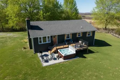 Image de Panoramic Mountain Views + Private Hot Tub — Your Ultimate Shenandoah Valley Escape