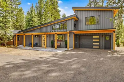 Image de Nordic Pines-  brand-new- hot tub- pet friendly- sleeps 10- trailer parking