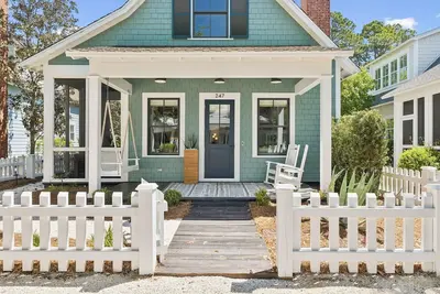 Image de 🏖️ Private Beach Access | Fire Pit | Golf Cart | Bikes | Dog Park | Putting Park
