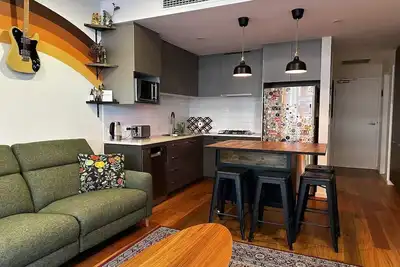 Image de Retro Vibe Modern 2 Bedroom Apartment in New Port