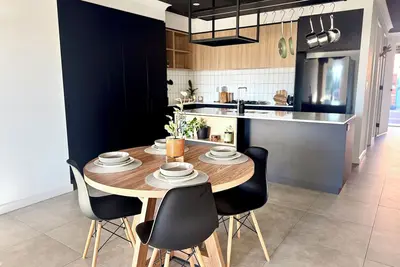 Image de Stylish Industrial 2br: Free Parking/Near Cbd/Tram - Free fast wifi