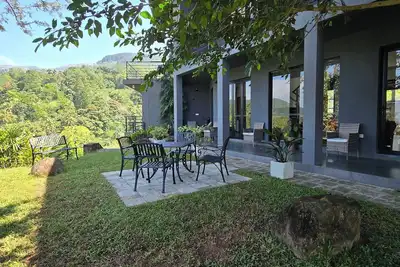 Image de Unwind in secluded luxury at The Ridge House. Perched high above the Kandy,