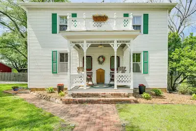 Image de ‘Femme Osage Haus’ Getaway w/ Hot Tub in Augusta!